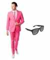 Roze mannen carnavalsoutfit maat 52 xl gratis zonnebril